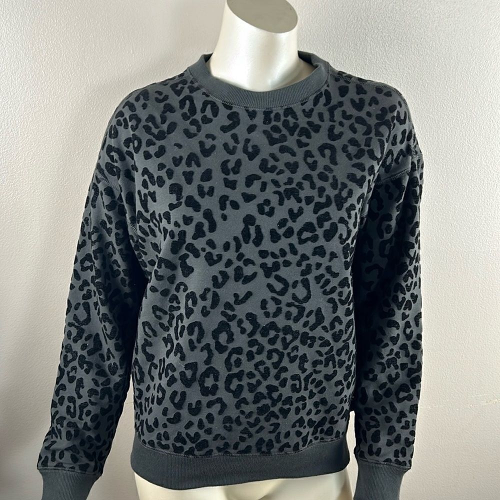 Women’s EDDIE BAUER animal print cheetah sweatshirt  extra small XS black gray